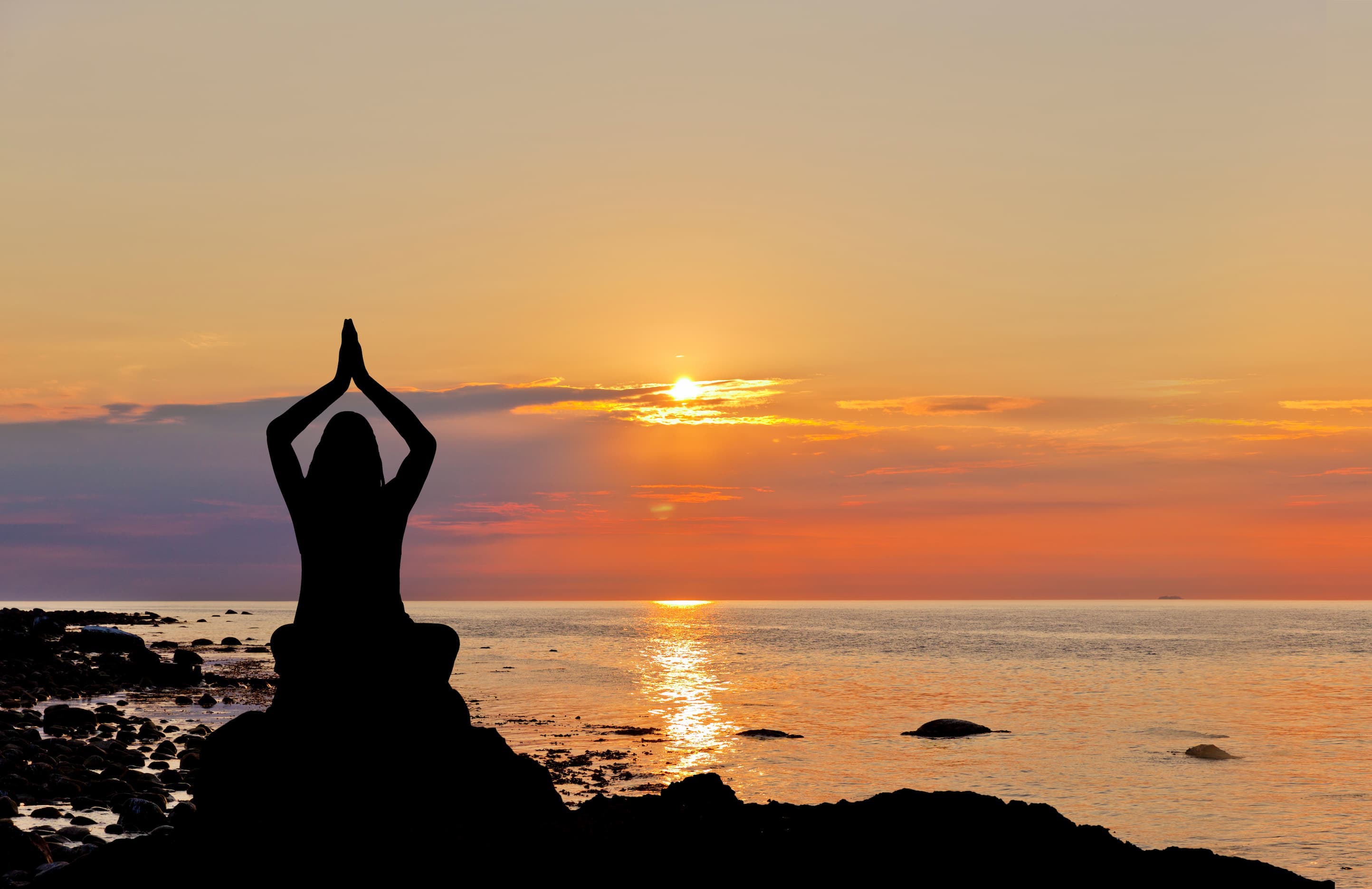 Frau praktiziert Yoga im Sonnenuntergang – Blogartikel: Sankalpa, die innere Ausrichtung im Yoga