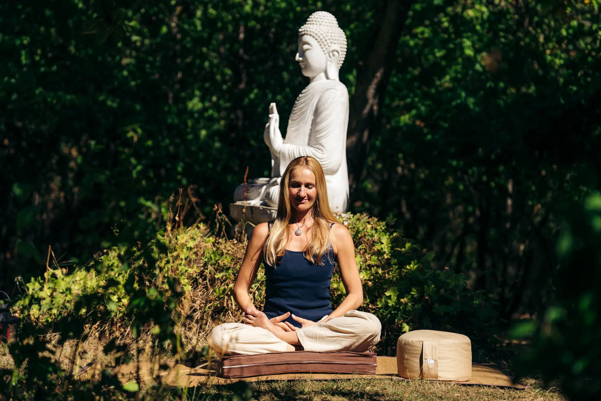 Patricia Römpke meditiert vor einer Buddha-Statue – Blogartikel: Richtig atmen im Yoga
