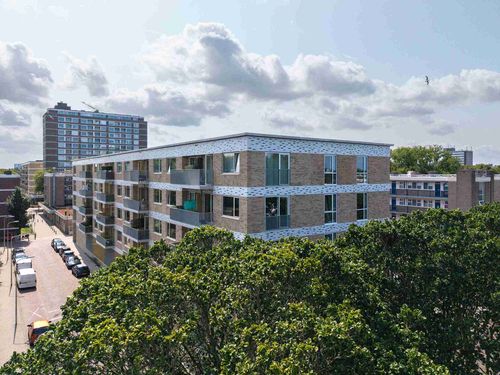 Het nieuwe stadsfront van De Stede, waar een onaantrekkelijke logistieke achterkant werd omgevormd tot een levendige, veilige woonomgeving met sociale huurwoningen.