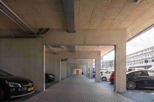 Het nieuwe stadsfront van De Stede, waar een onaantrekkelijke logistieke achterkant werd omgevormd tot een levendige, veilige woonomgeving met sociale huurwoningen.