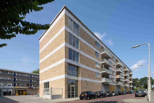 Het nieuwe stadsfront van De Stede, waar een onaantrekkelijke logistieke achterkant werd omgevormd tot een levendige, veilige woonomgeving met sociale huurwoningen.