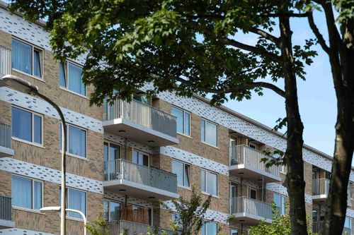 Het nieuwe stadsfront van De Stede, waar een onaantrekkelijke logistieke achterkant werd omgevormd tot een levendige, veilige woonomgeving met sociale huurwoningen.