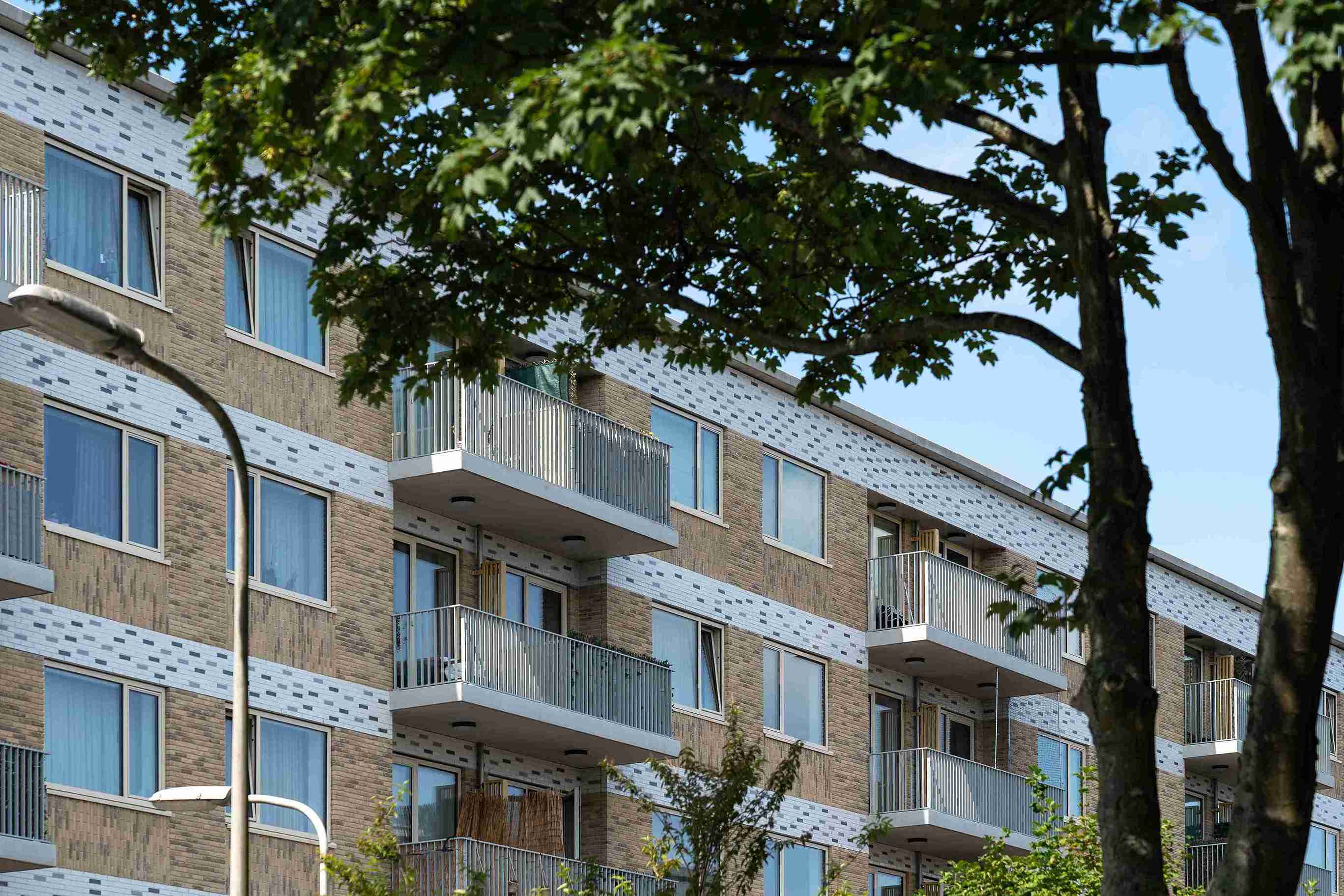 Het nieuwe stadsfront van De Stede, waar een onaantrekkelijke logistieke achterkant werd omgevormd tot een levendige, veilige woonomgeving met sociale huurwoningen.