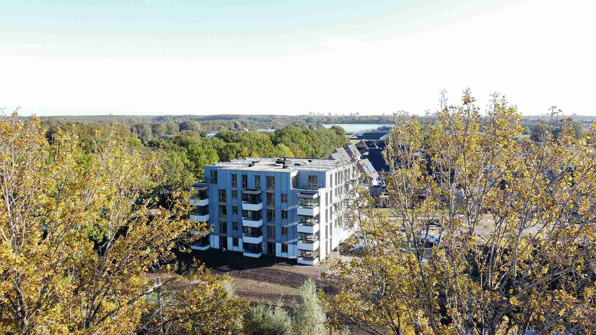 Appartementencomplex de Kiem, een nieuwe woonwijk in Pijnacker met diverse woningtypen in een groene, waterrijke omgeving. Ongeveer 40% van het gebied is ingericht voor natuur en biodiversiteit, als verbinding tussen stad en landschap.