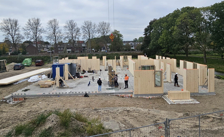 Time-lapse van de bouw van een duurzaam appartementencomplex in Pijnacker, volledig opgebouwd uit Cross-Laminated Timber (CLT) – van fundering tot groene, circulaire oplevering.