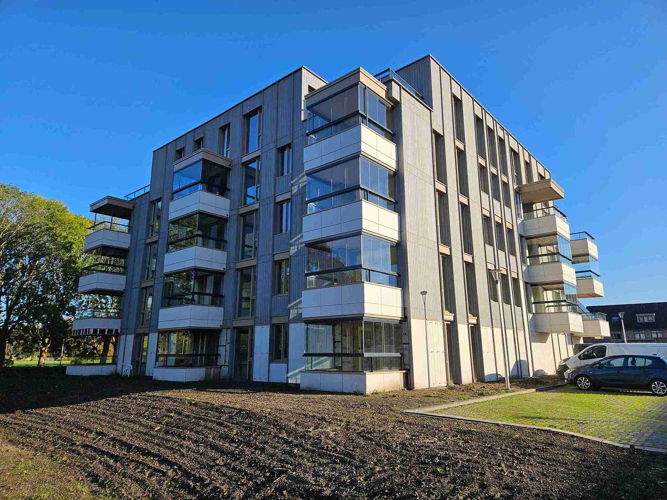 Appartementencomplex de Kiem, een nieuwe woonwijk in Pijnacker met diverse woningtypen in een groene, waterrijke omgeving. Ongeveer 40% van het gebied is ingericht voor natuur en biodiversiteit, als verbinding tussen stad en landschap.