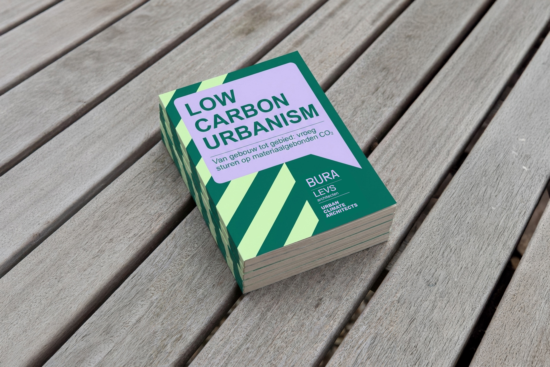Low Carbon Urbanism 2026: Praktische gids voor duurzame gebiedsontwikkeling door UC Architects. Ontdek hoe steden, gemeenten en ontwerpers CO₂-uitstoot reduceren, van individuele gebouwen tot hele wijken.