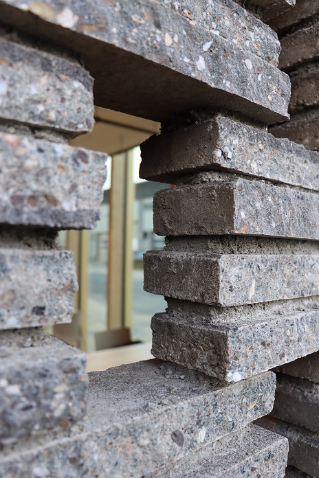 Gevel van hergebruikte stoeptegels bij circulair gemeentelijk gebouw in Lansingerland