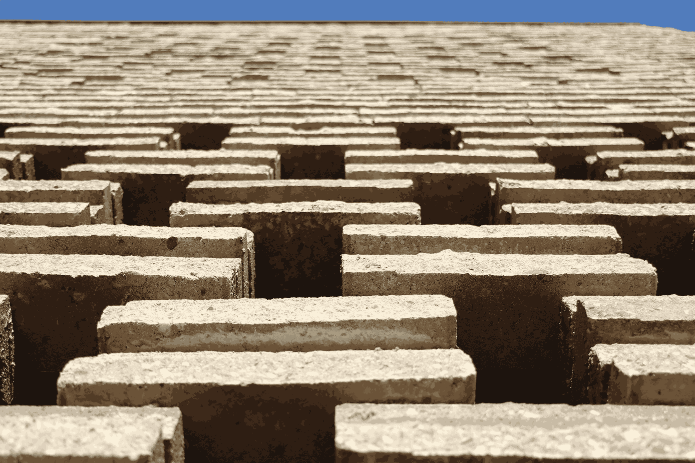 muur gemaakt van oude stoeptegels