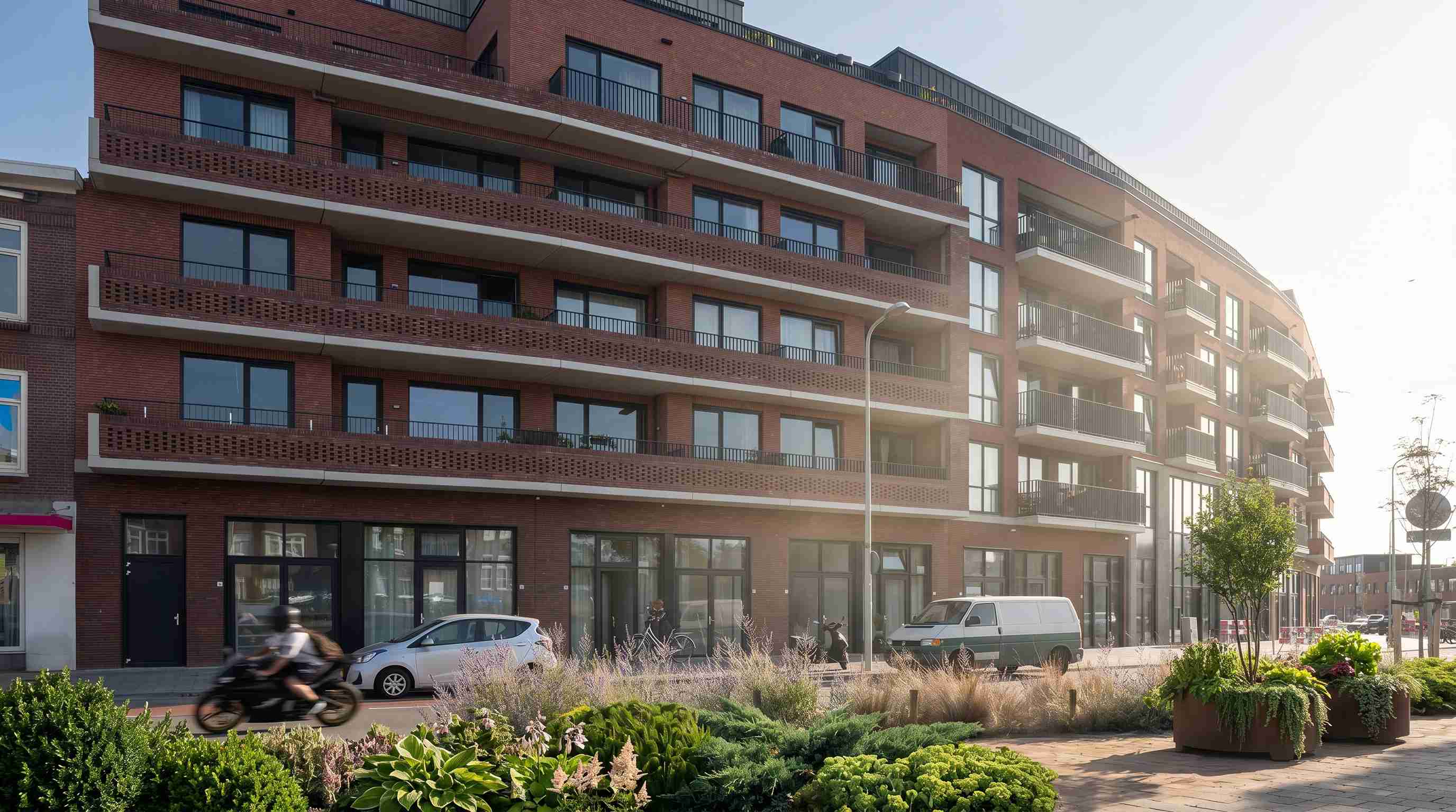 Voorgevel van een duurzaam woongebouw aan de Zeesluisweg, met een speels ritme van materialen en kleuren die verwijzen naar de architectuur van historisch Scheveningen