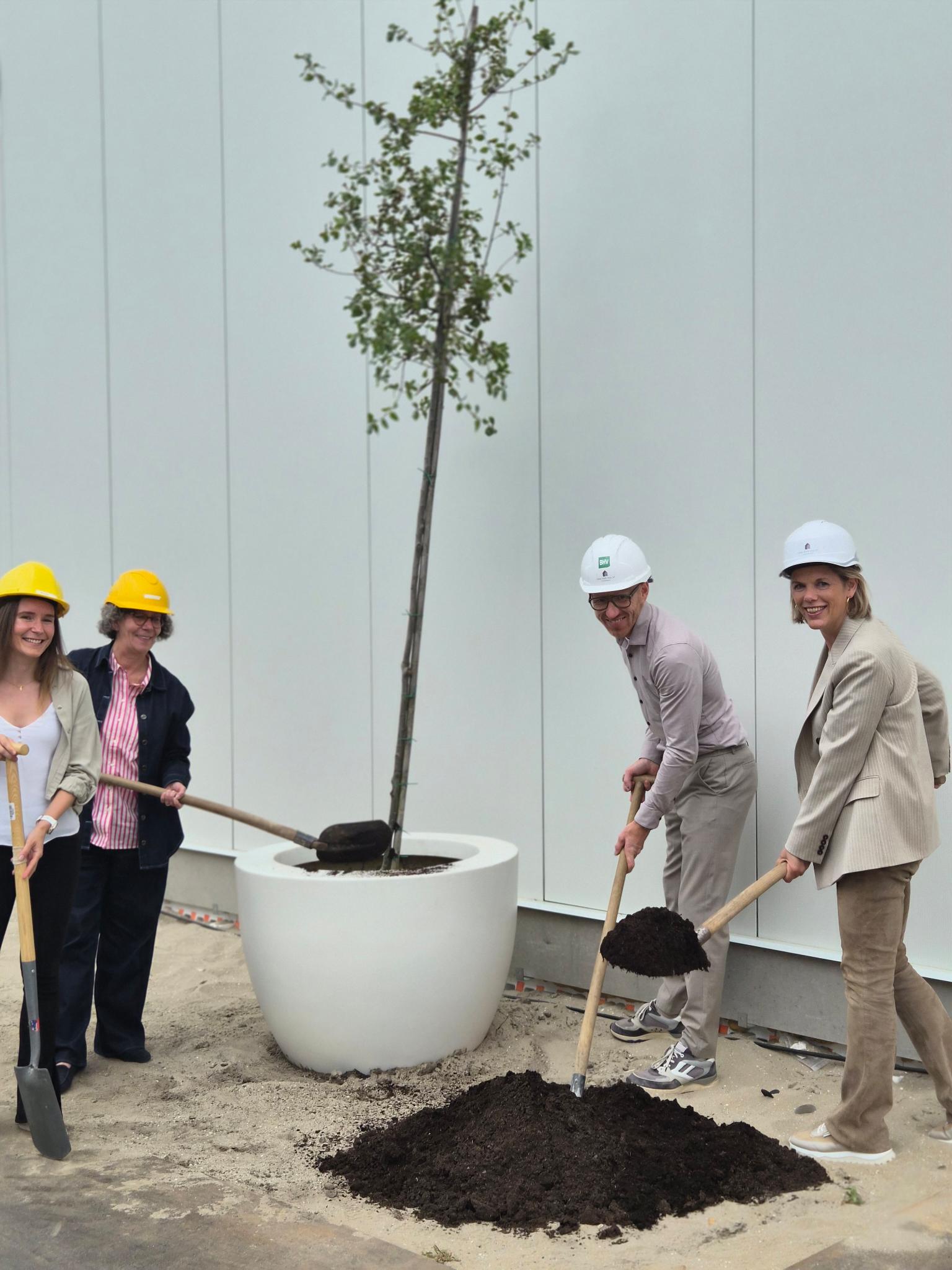 Symbolische boomplanting bij de oplevering van een duurzame houten productiehal in Voorhout, ontworpen volgens principes van biobased bouwen en klimaatadaptatie.