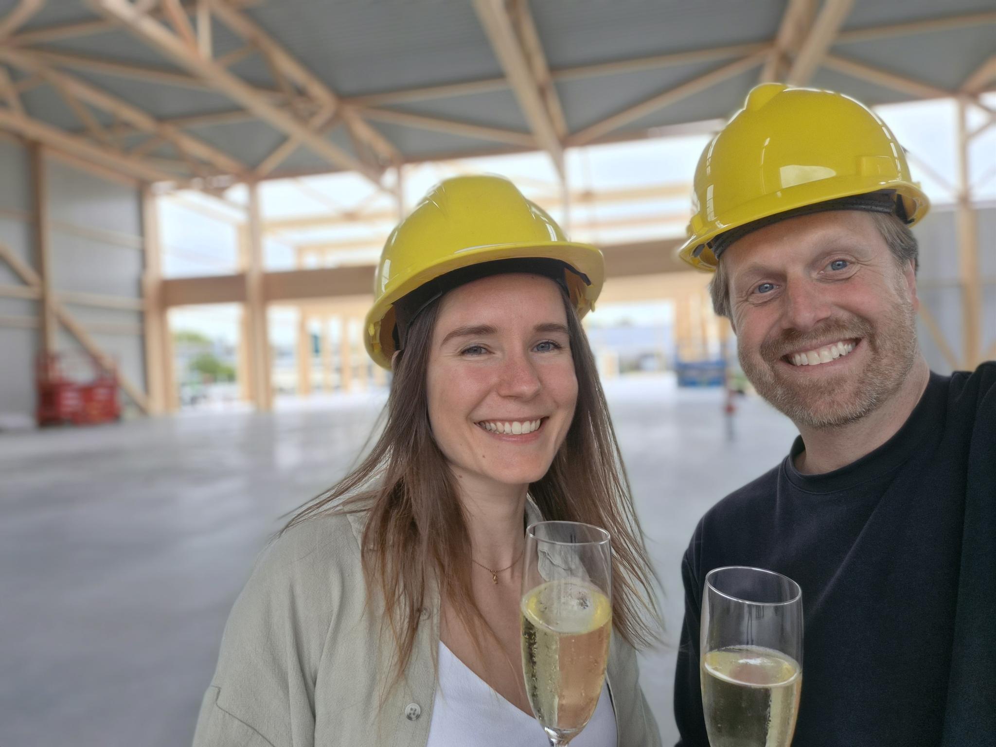 Viering van de oplevering van de houten draagconstructie van een biobased productiehal in Voorhout met CLT- en houtbouwconstructie voor de maakindustrie.