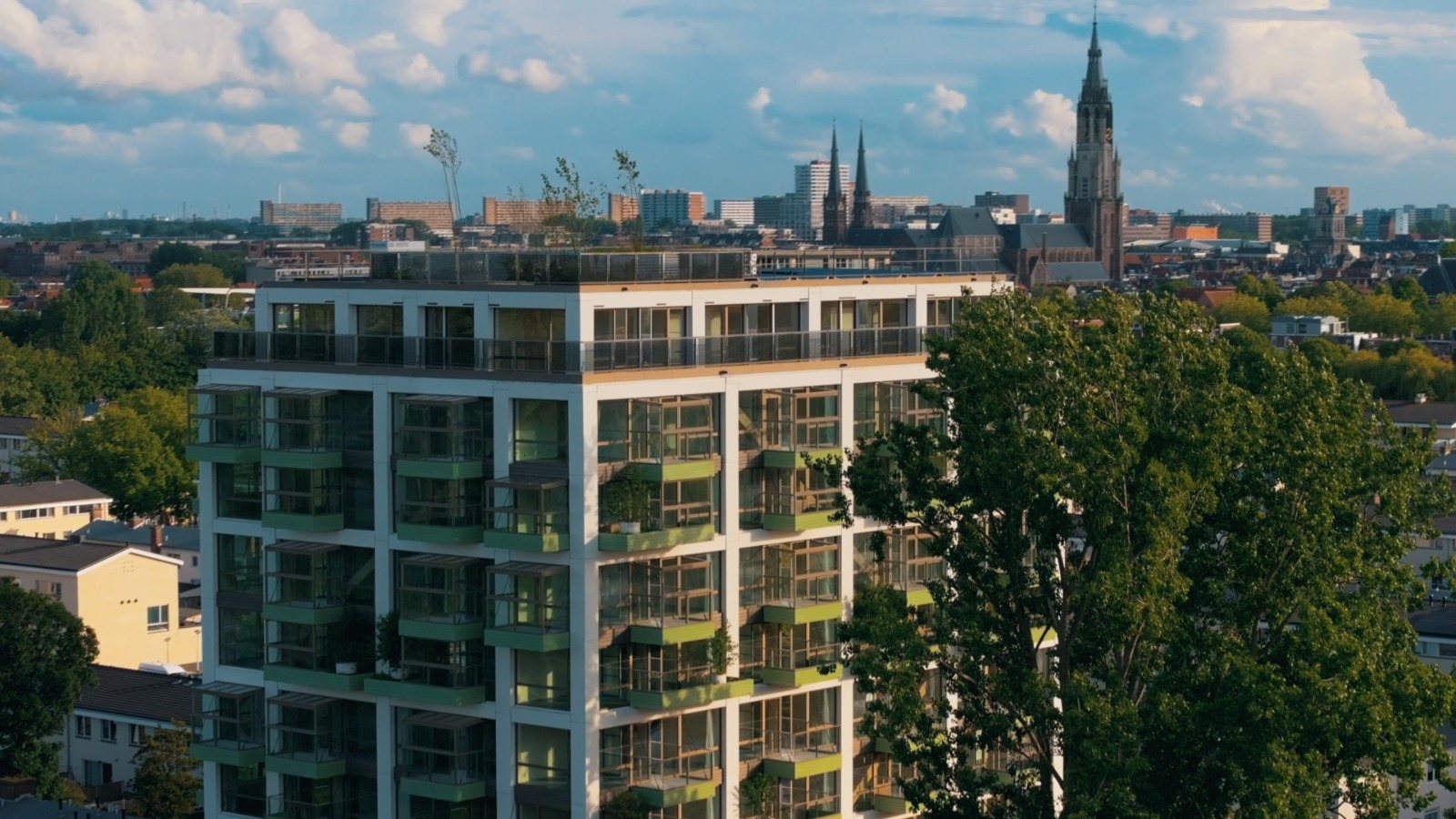 The Urban Woods Delft, innovatief houten woongebouw met groene gevels en duurzame appartementen in de stad.