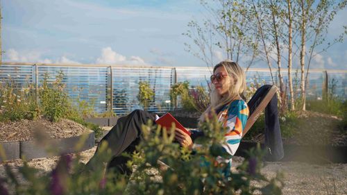 Groene daktuin van The Urban Woods Delft voor ontspanning en ontmoeting