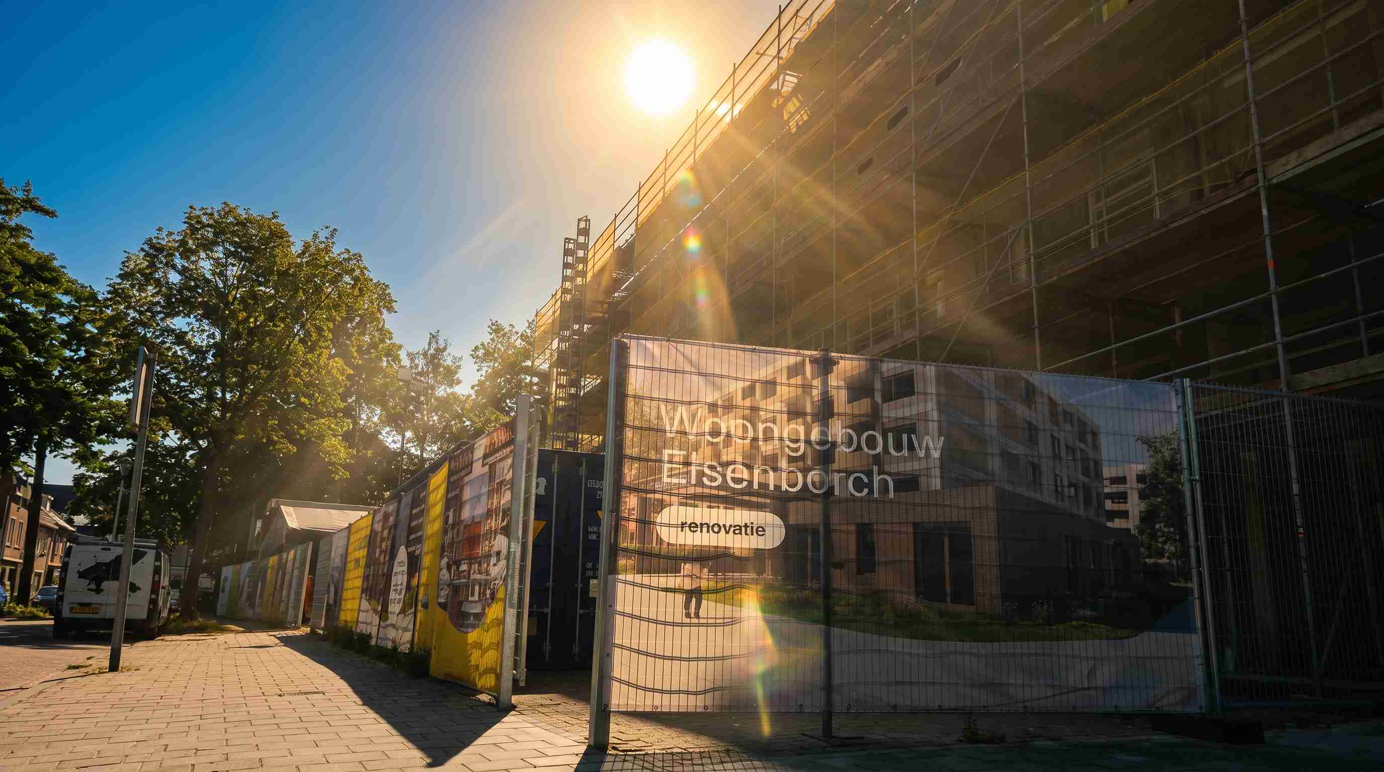 Start van de circulaire renovatie van woongebouw Eisenborch in Bergen op Zoom met verduurzaming en transformatie van bestaande appartementen.