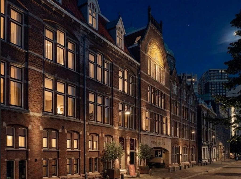 Historische gevel van Hotel Fluwelen Burgwal in het centrum van Den Haag in de avond