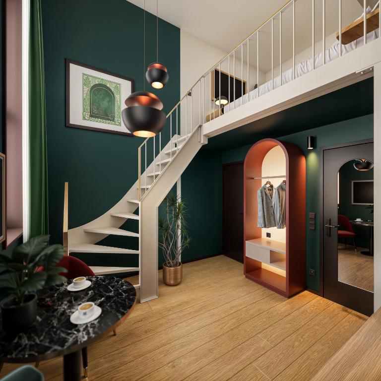 Hotelkamer met vide en trap in Hotel Fluwelen Burgwal Den Haag met groen interieur en houten vloer