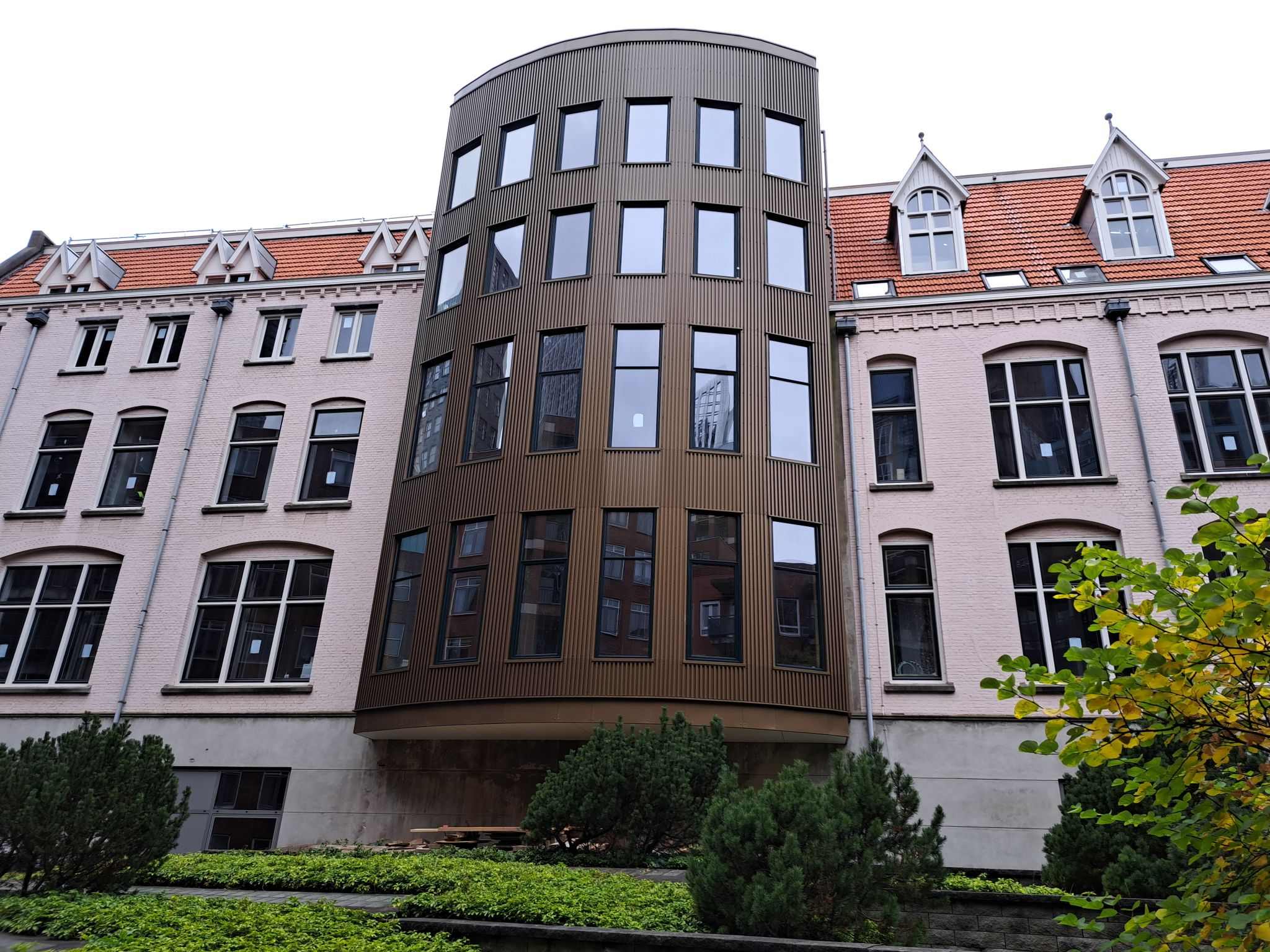 Architectonische transformatie van Hotel Fluwelen Burgwal Den Haag met moderne uitbreiding tussen historische bebouwing