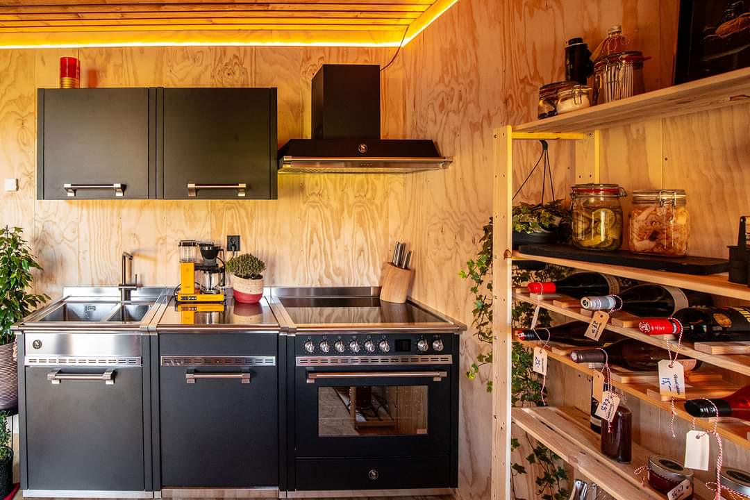 Compacte keuken in Tiny House Vossenhol met houten interieur