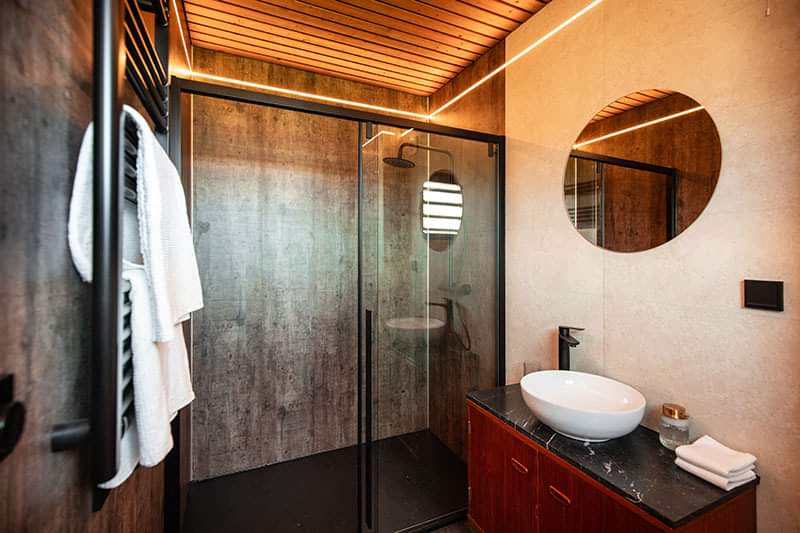 Badkamer van circulaire Tiny House B&B met natuurlijke materialen