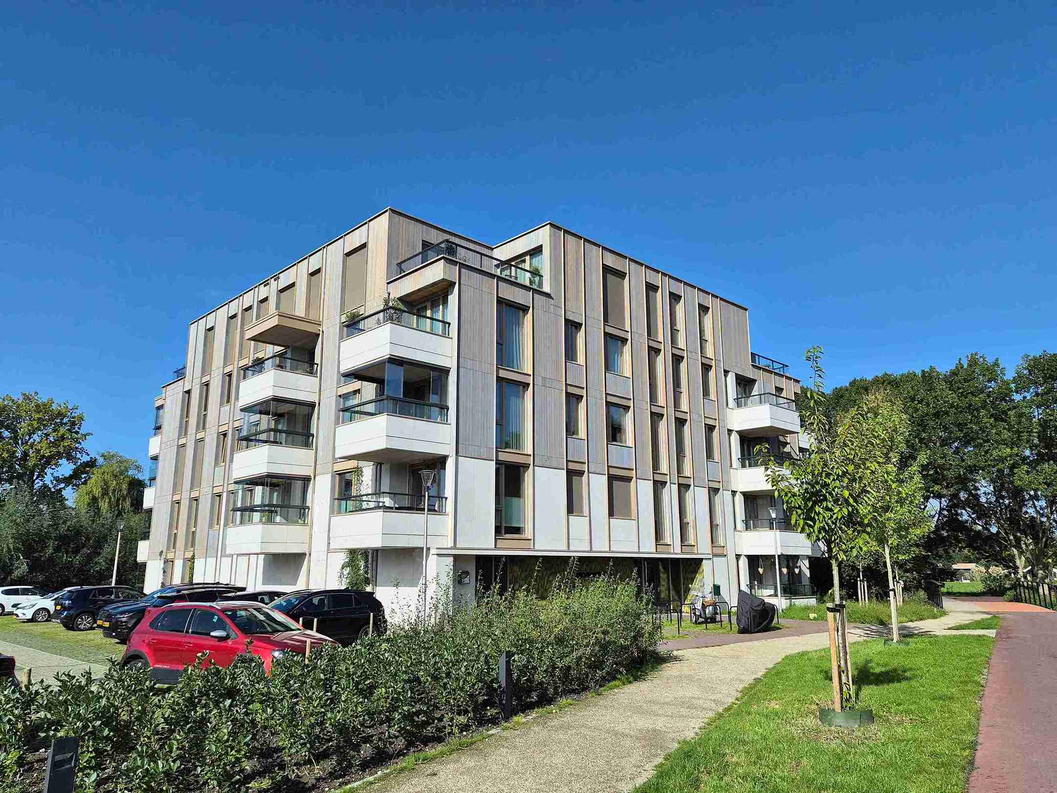 Appartementencomplex de Kiem, een nieuwe woonwijk in Pijnacker met diverse woningtypen in een groene, waterrijke omgeving. Ongeveer 40% van het gebied is ingericht voor natuur en biodiversiteit, als verbinding tussen stad en landschap