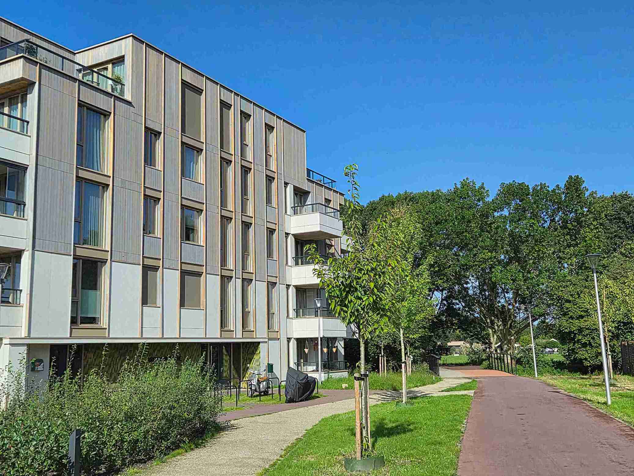 Appartementencomplex de Kiem, een nieuwe woonwijk in Pijnacker met diverse woningtypen in een groene, waterrijke omgeving. Ongeveer 40% van het gebied is ingericht voor natuur en biodiversiteit, als verbinding tussen stad en landschap