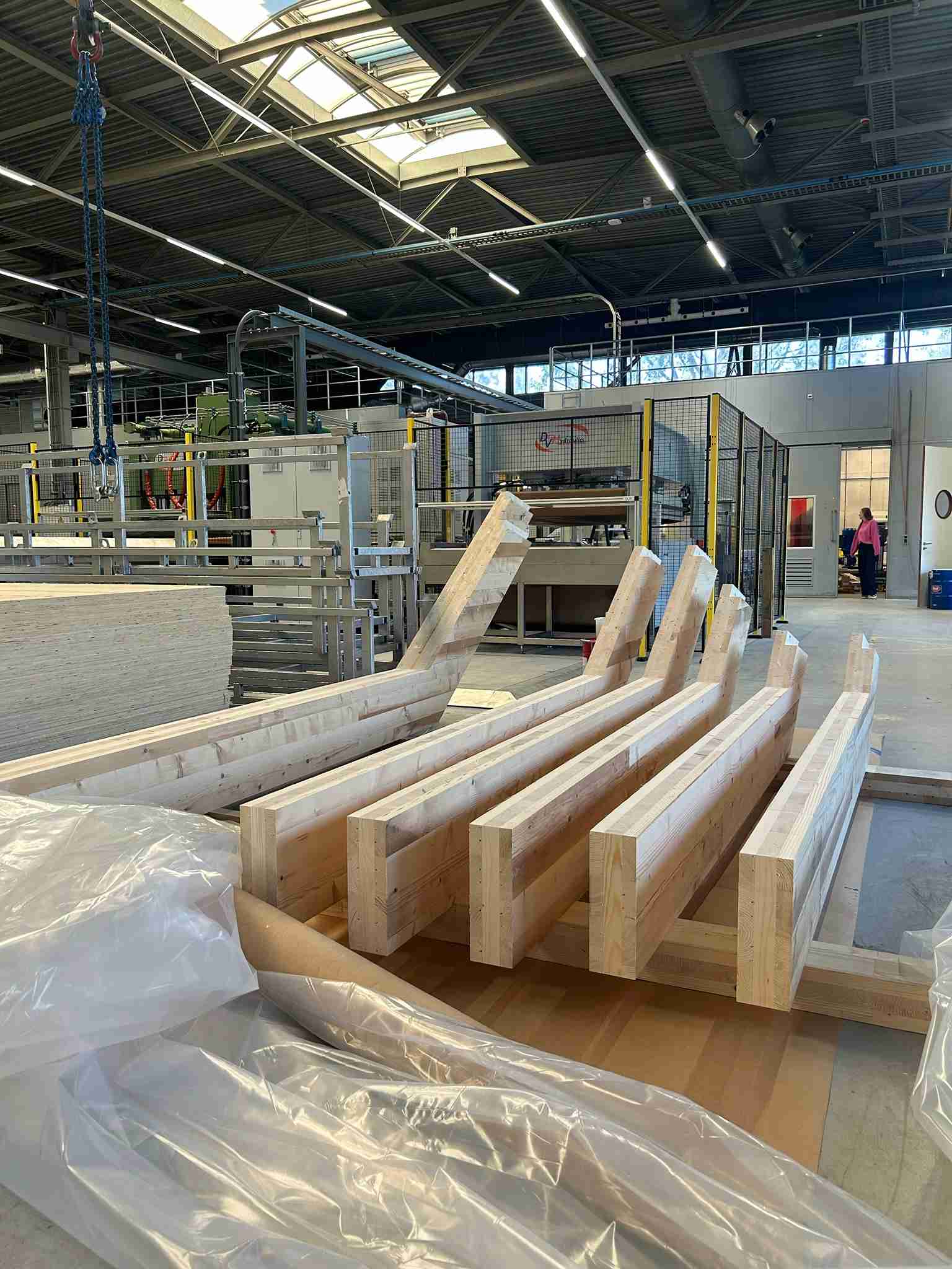 Gefreesde circulaire CLT-frames voor The Space that Talks Back, de interactieve installatie van Urban Climate Architects voor Dutch Design Week 2026.