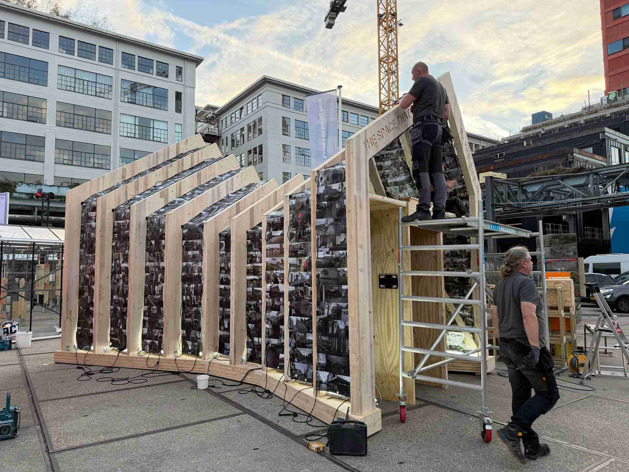 Circulair-CLT-frames van The Space that Talks Back tijdens de opbouw op het Ketelhuisplein voor Dutch Design Week 2026.