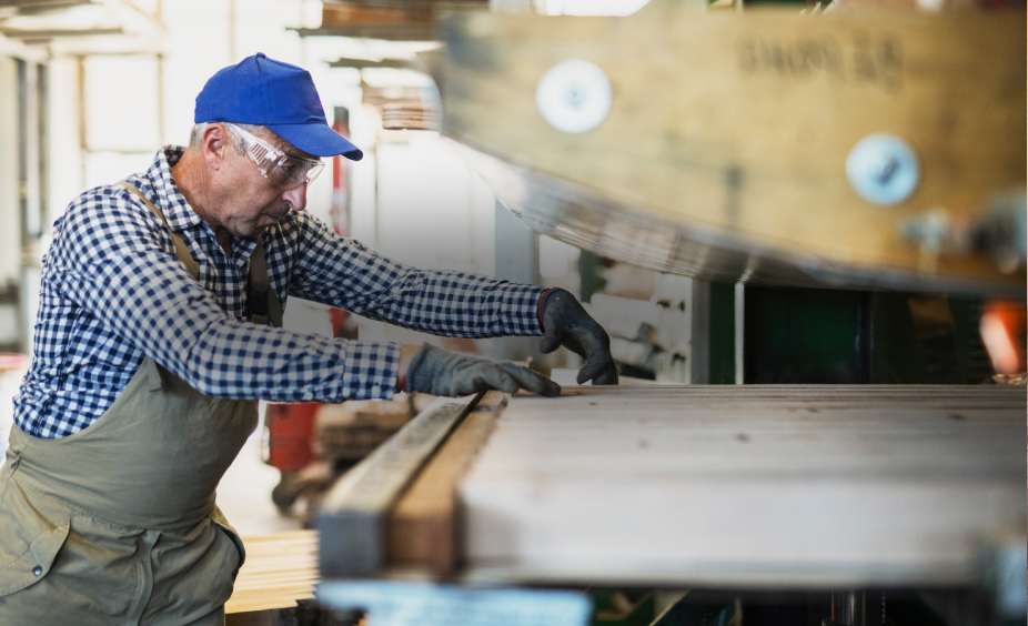 Foto eines Handwerker an Maschine