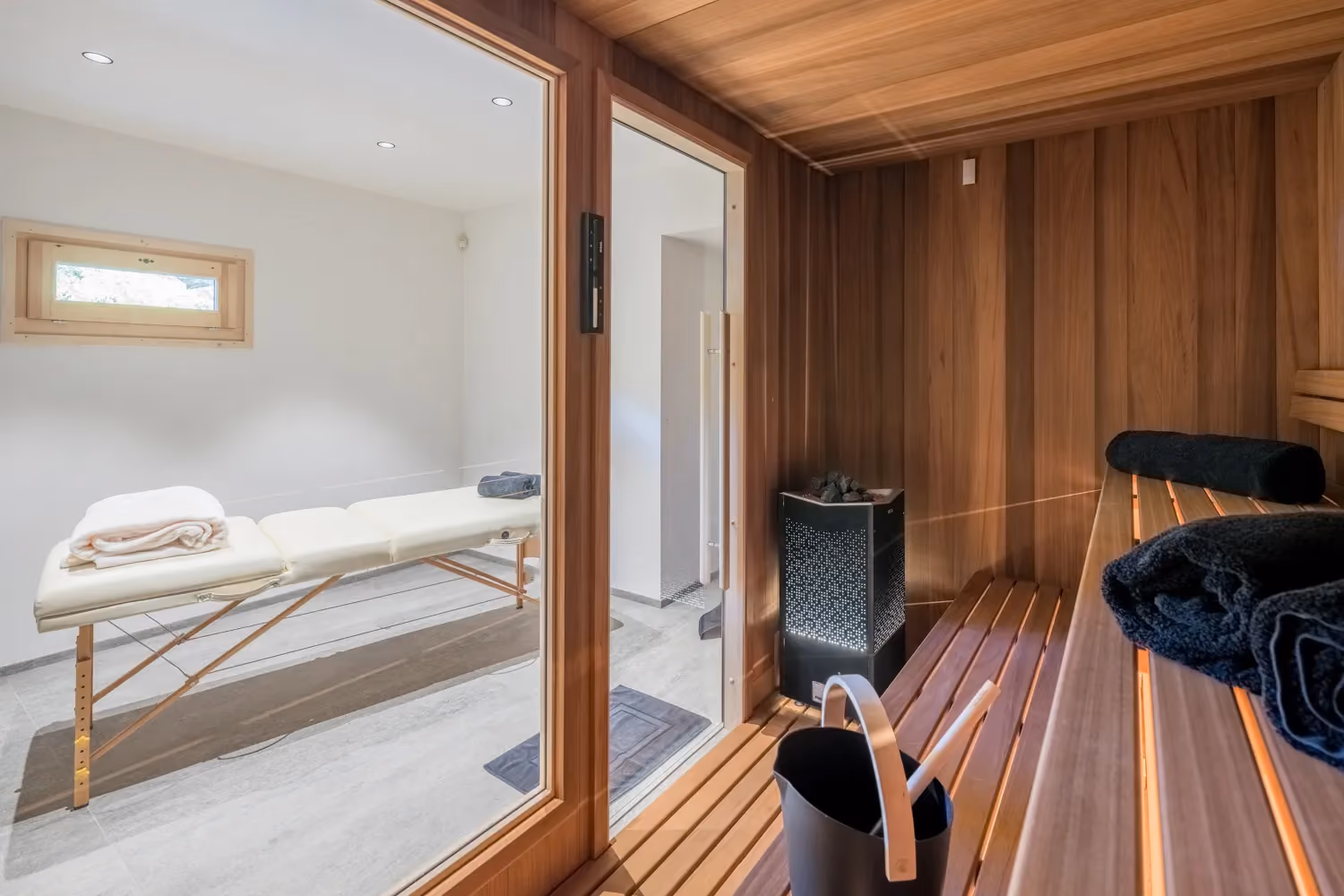 Sauna et salle de massage du Chalet Mozart, espace bien-être dans un chalet de luxe à Megève.