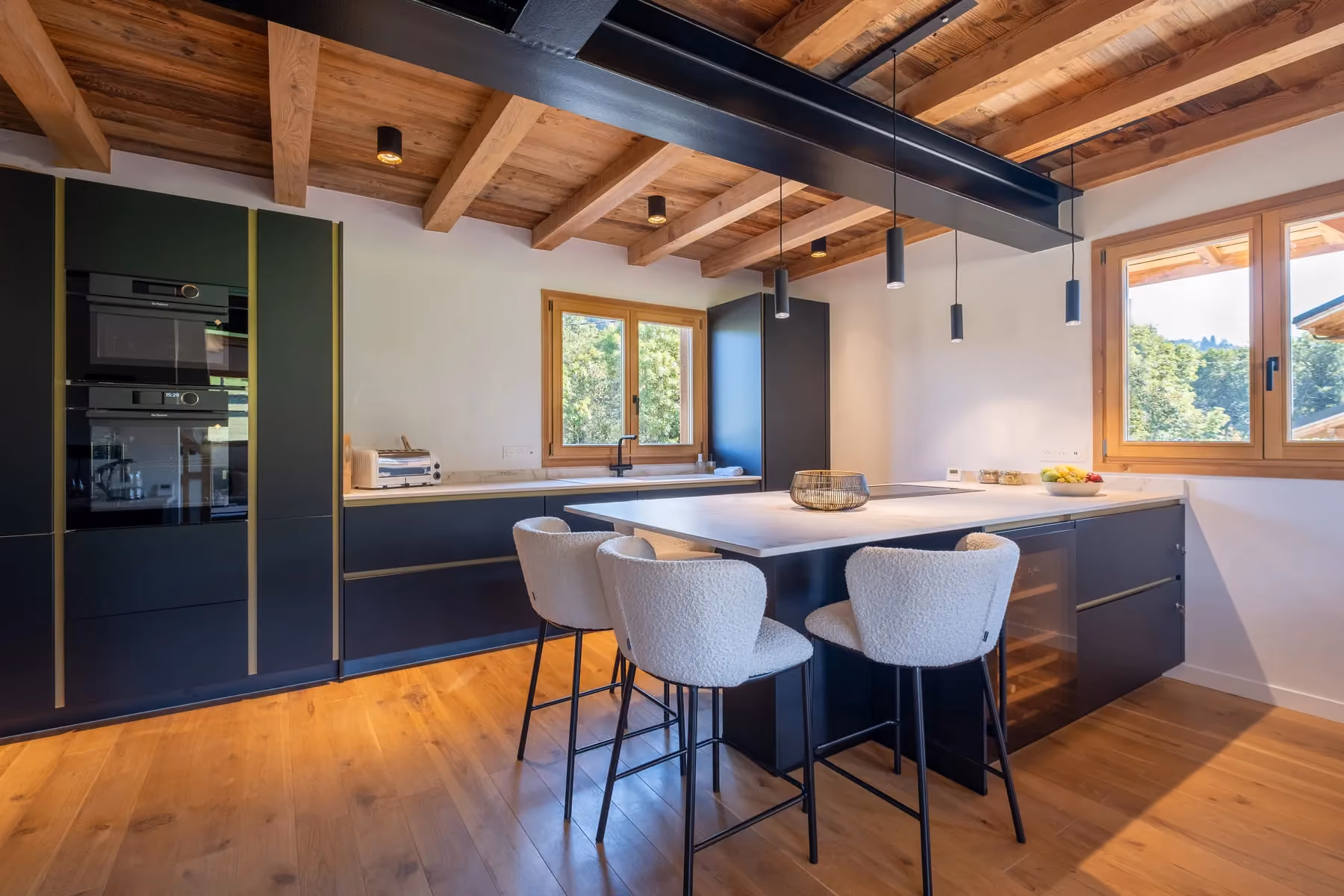 Cuisine moderne avec îlot central au Chalet Ango, chalet haut de gamme entre Combloux et Megève.
