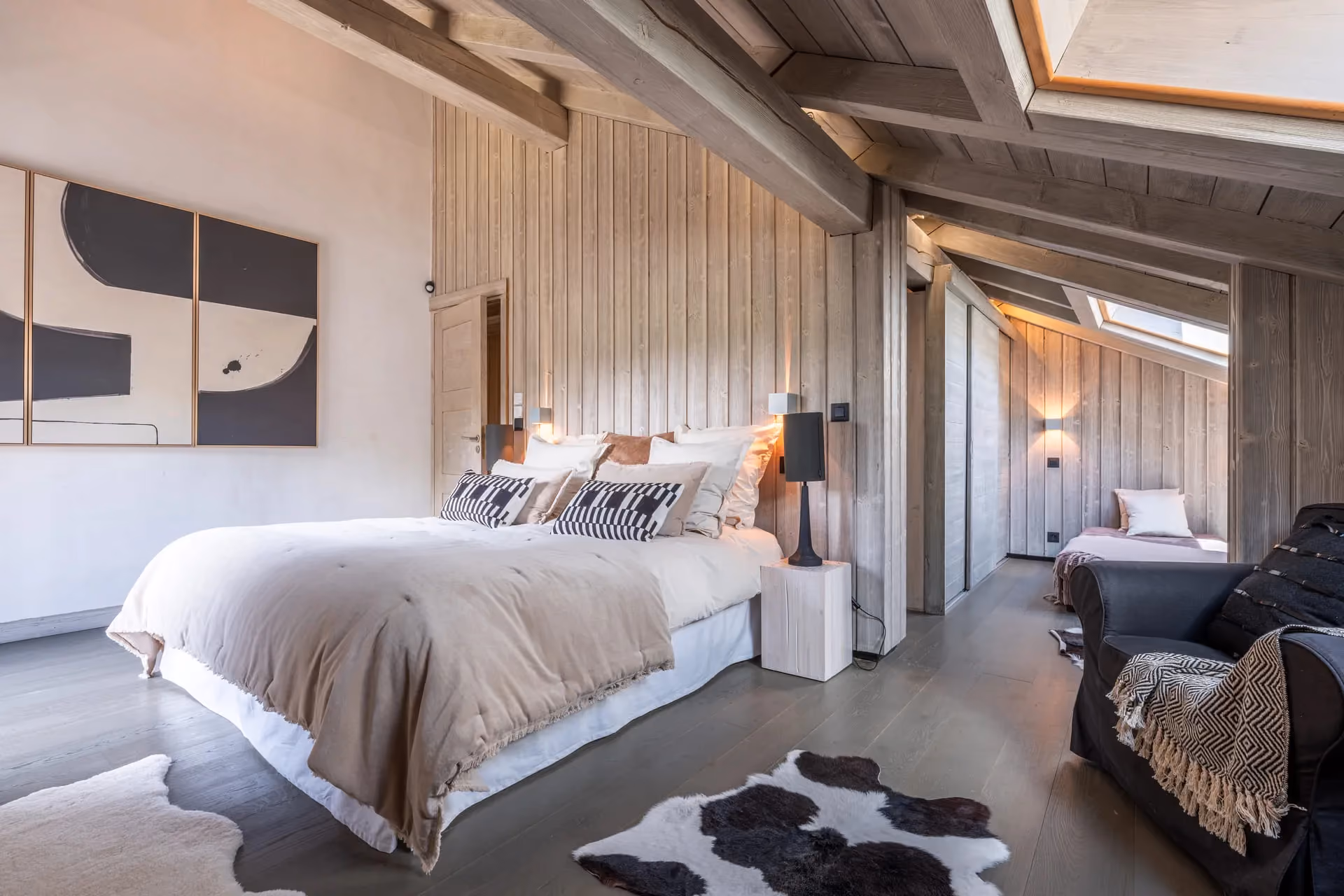 Chambre familiale spacieuse avec coin enfant au Chalet Mozart, chalet de luxe à Megève.
