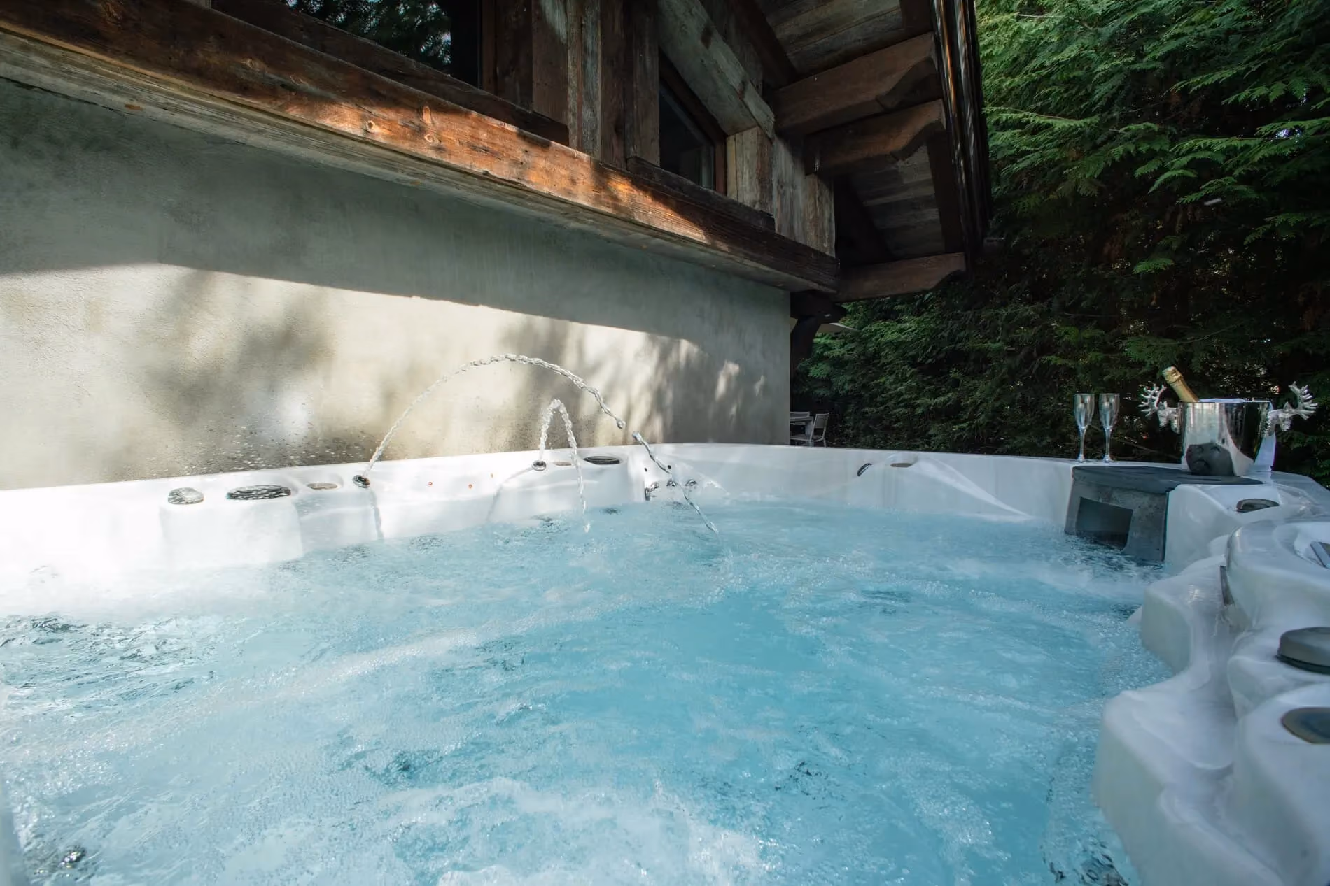 Jacuzzi extérieur du Chalet Mozart, chalet de luxe avec espace bien-être à Megève.