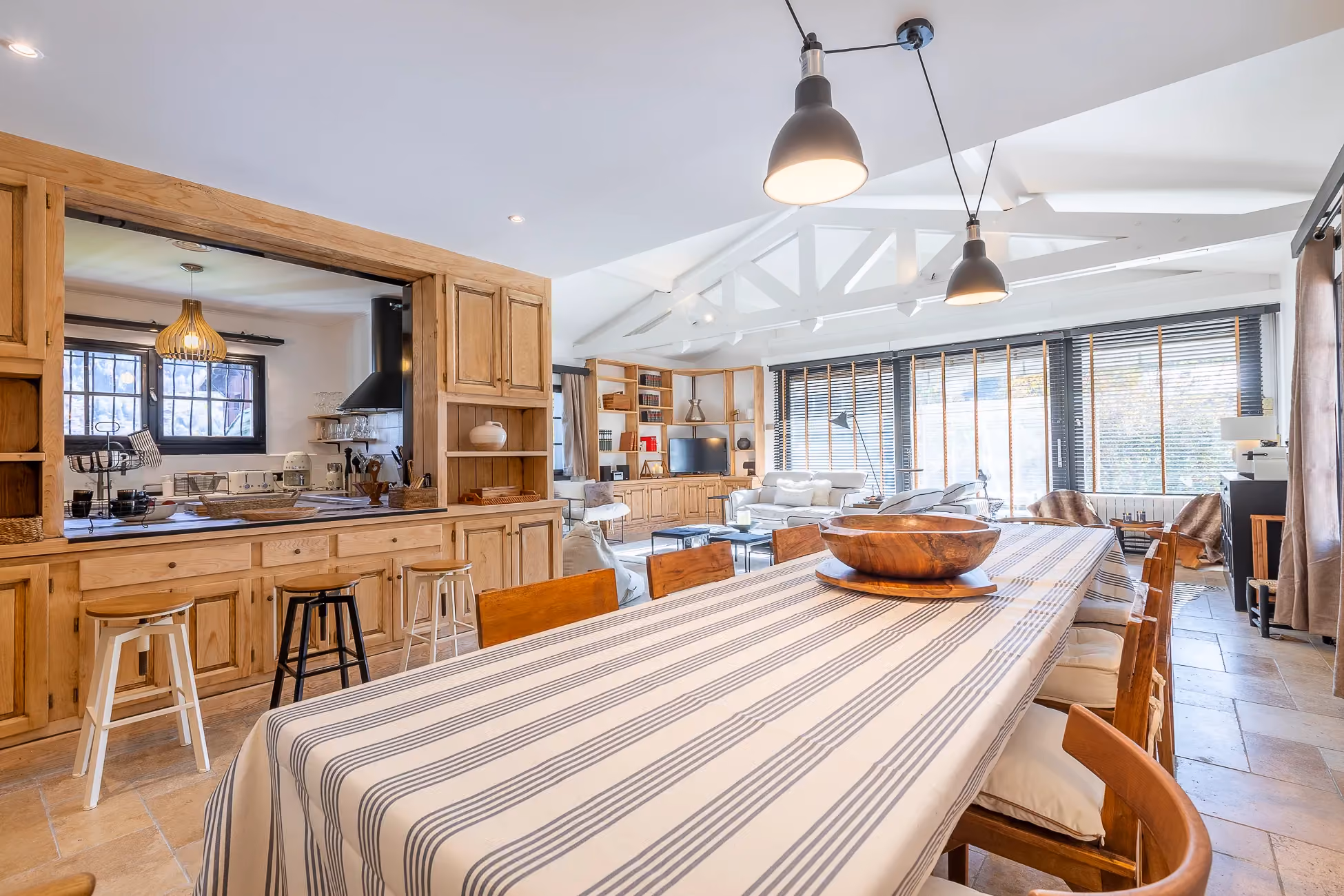Soleil Blanc à Saint-Gervais-Mont-Blanc. Spacious dining area and open-plan kitchen at Chalet Soleil Blanc in Saint-Gervais-Mont-Blanc.