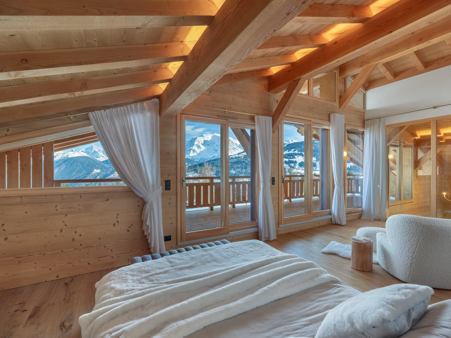 Suite parentale avec balcon et vue panoramique sur le Mont-Blanc dans un chalet de luxe