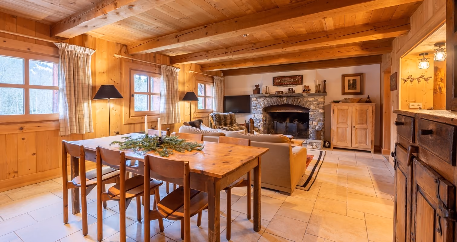 Salle à manger et salon avec cheminée dans un chalet traditionnel au cœur de Megève.