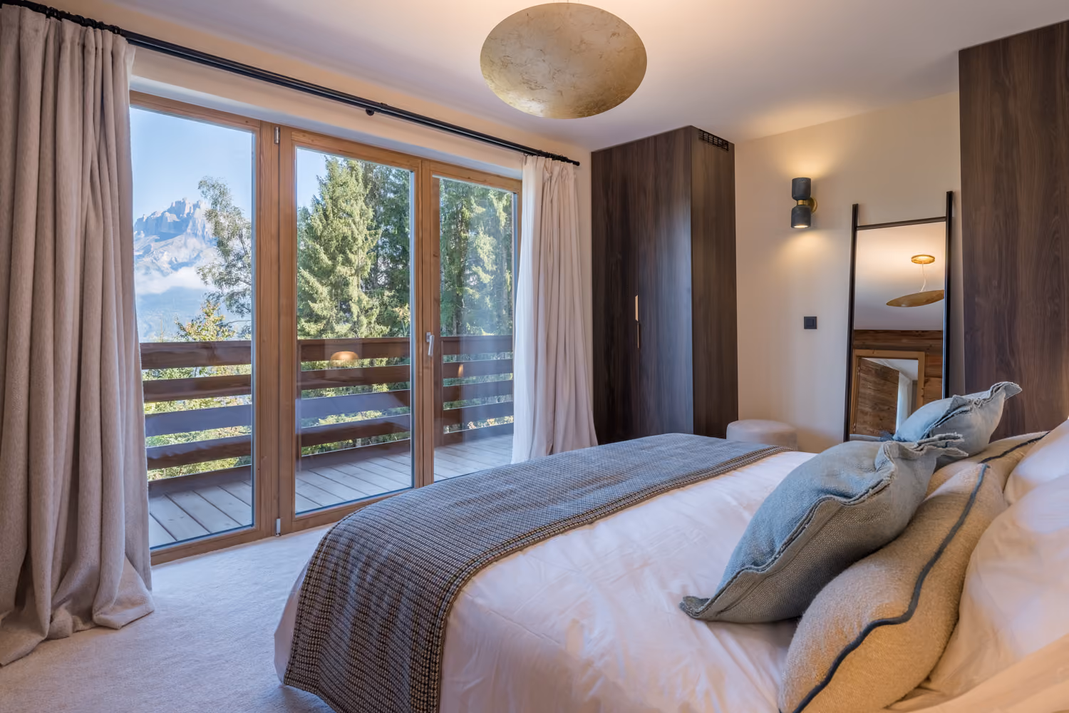 Double bedroom with balcony and mountain views at Chalet Diane in Combloux.