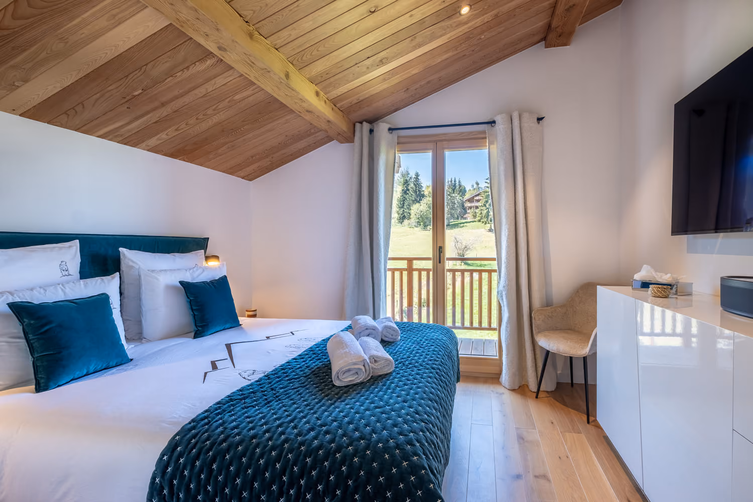 Double bedroom with private balcony at Chalet Ango, luxury chalet between Combloux and Megève.