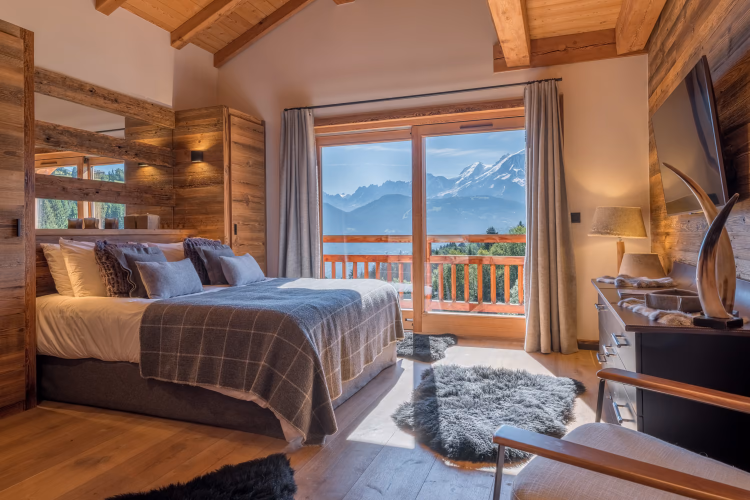 Double bedroom with balcony and Mont Blanc views in a luxury chalet in Megève.