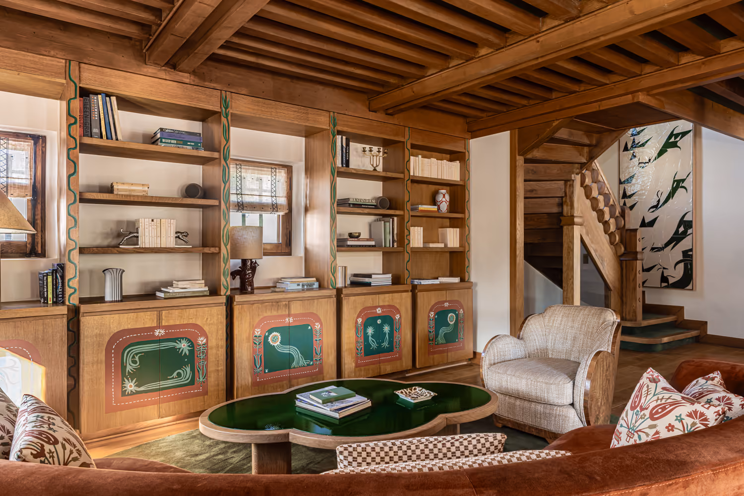 Salon bibliothèque avec mobilier sur mesure et décoration raffinée dans un chalet d'exception à Megève.