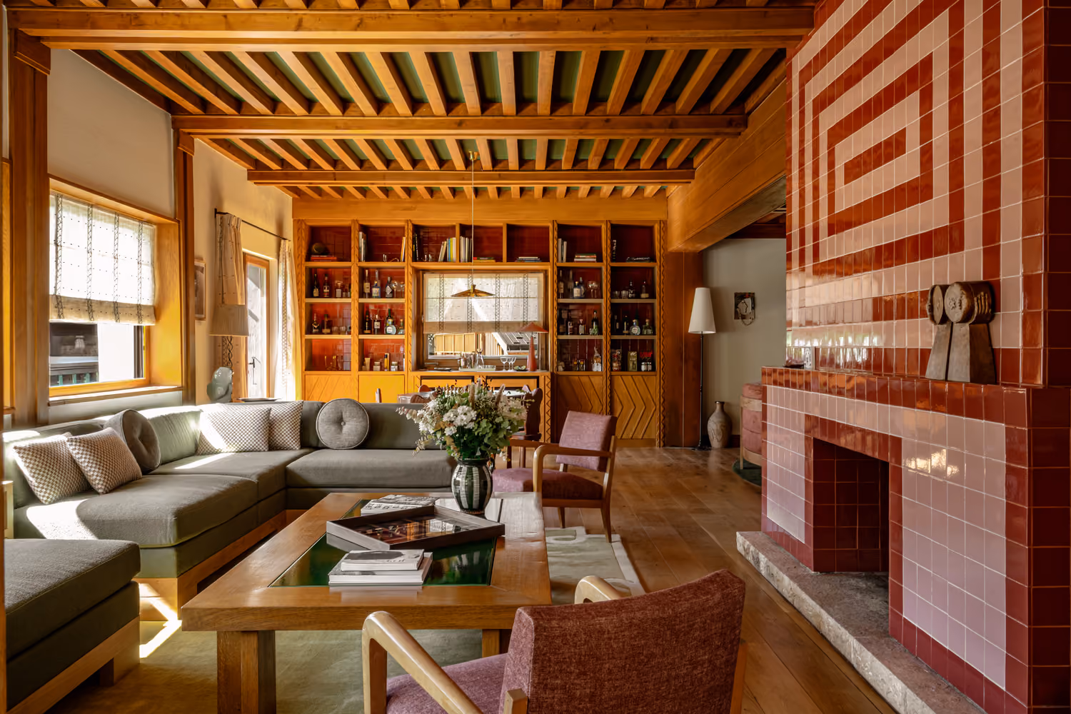 Spacious living room with designer fireplace, bar and warm atmosphere in a luxury chalet in Megève.