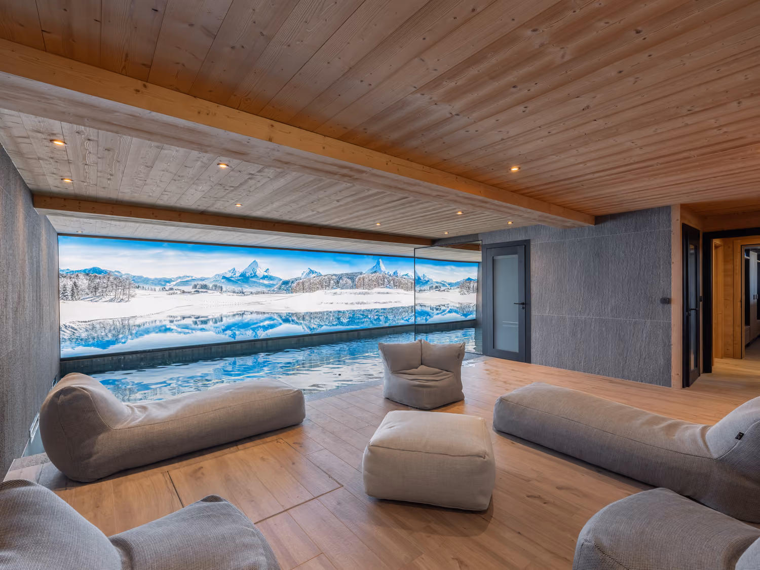 Piscine intérieure chauffée avec espace détente dans un chalet de luxe face au Mont-Blanc