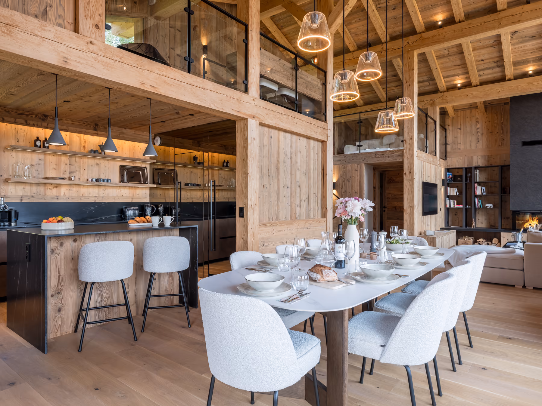 Elegant dining area and fully equipped open kitchen in a luxury chalet in Combloux.