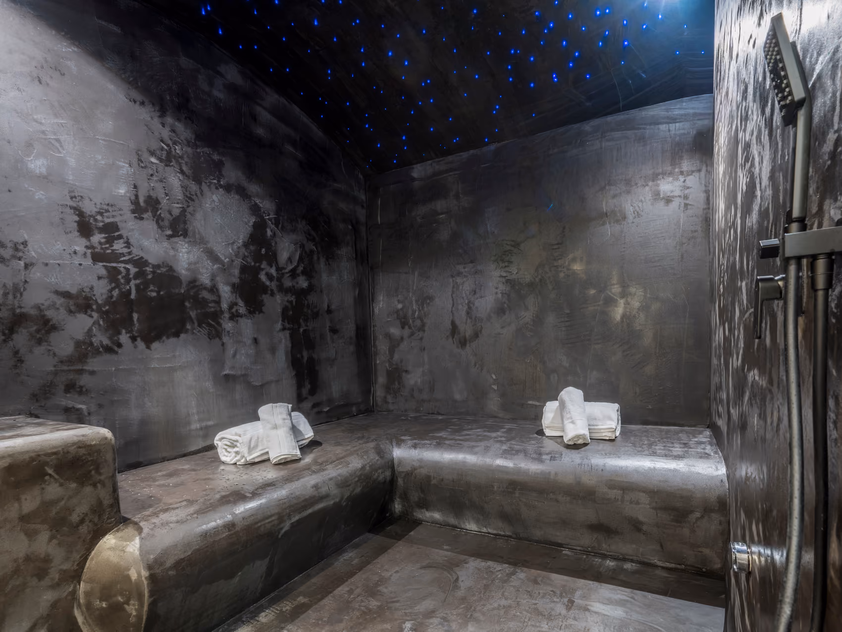 Private steam room with a starry ceiling for relaxing wellness moments at Chalet Zazen in Combloux.