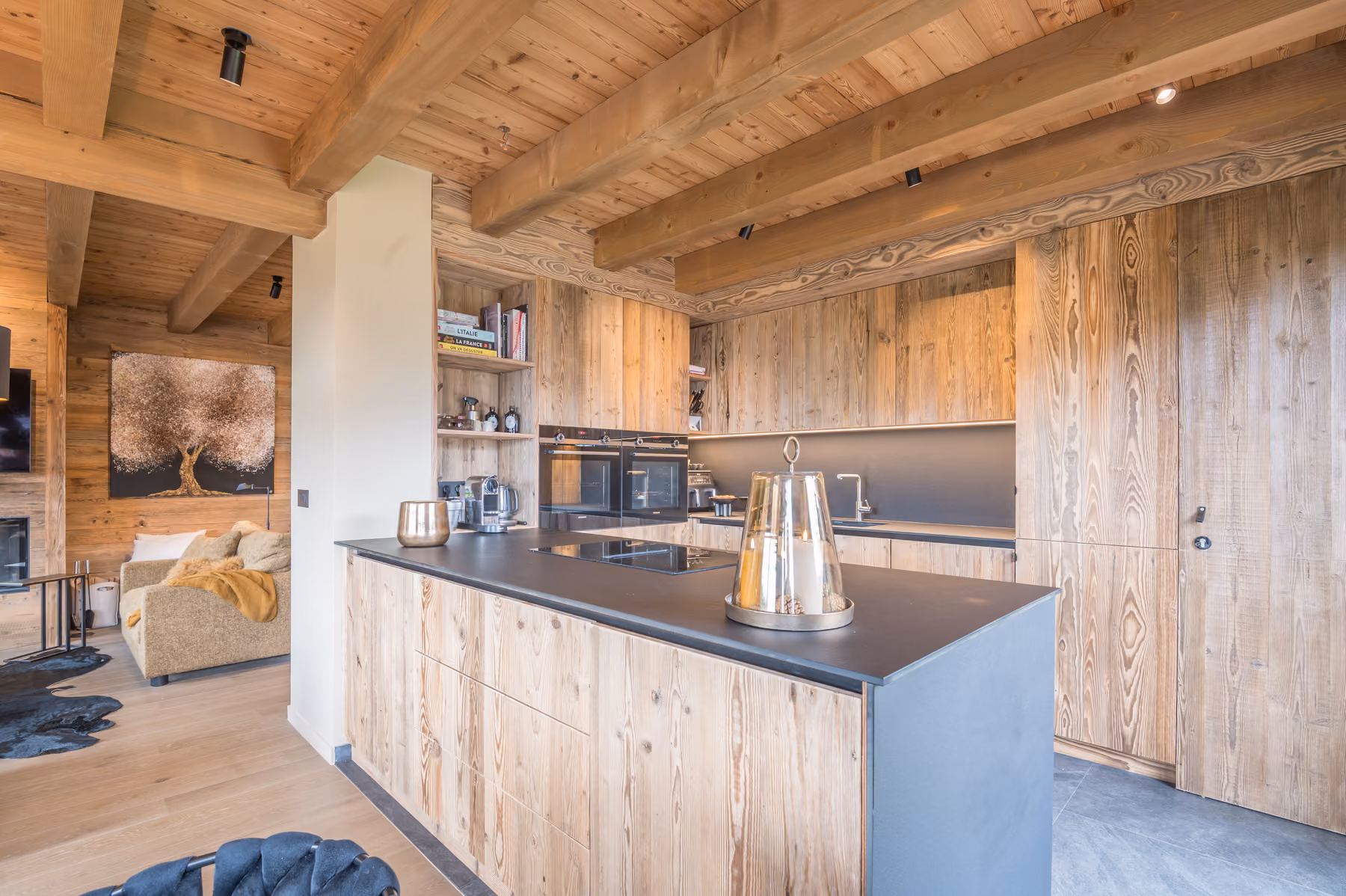 Cuisine contemporaine entièrement équipée avec îlot central au Chalet Black Eagle à Combloux.