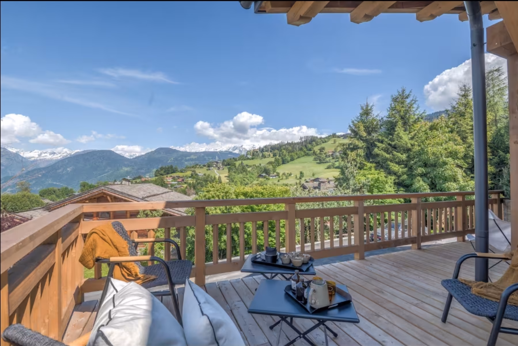 Terrasse panoramique avec salon extérieur et vue sur les montagnes de Combloux au Chalet Black Eagle.