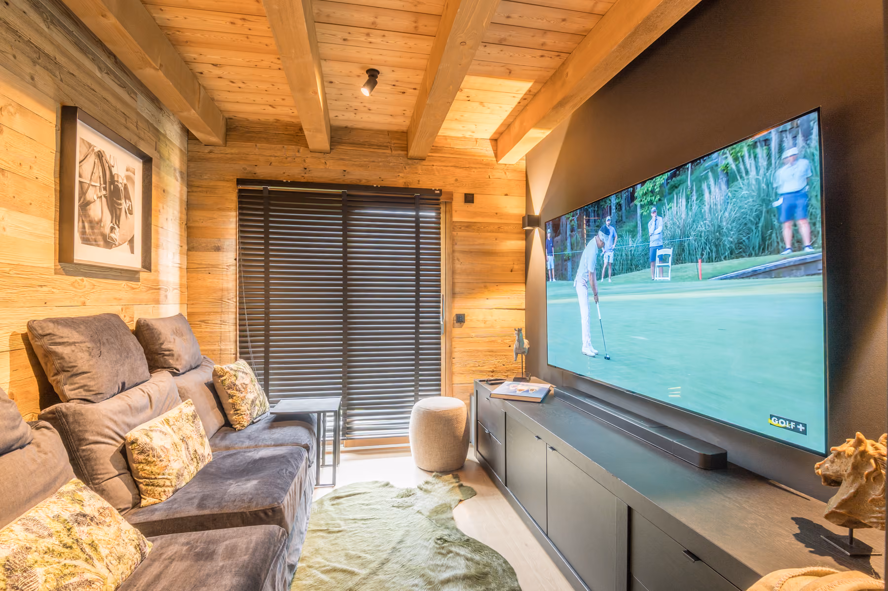 Salle TV privée idéale pour les soirées cinéma en famille au Chalet Black Eagle à Combloux.