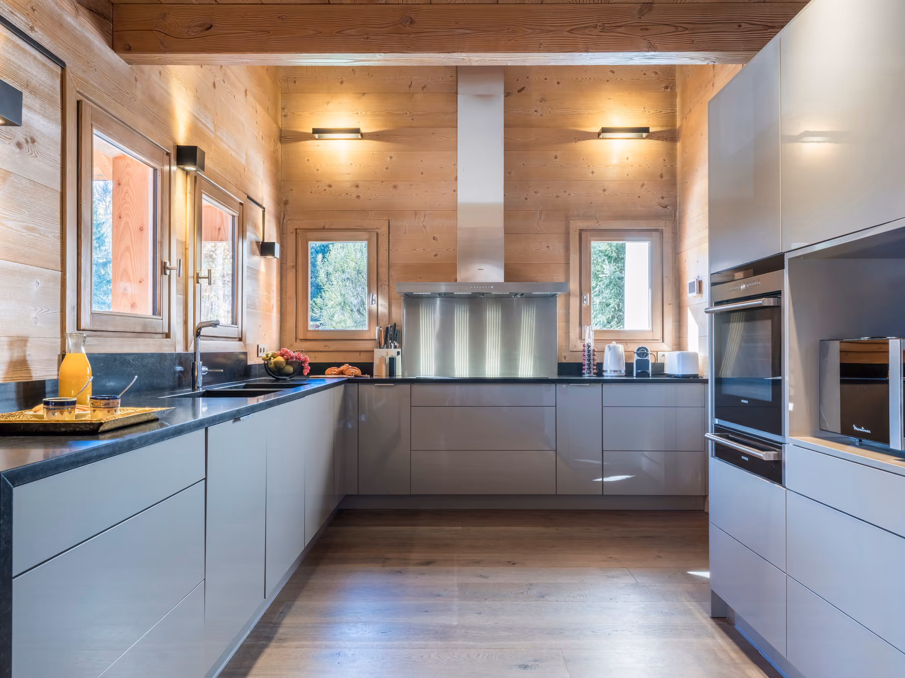 Fully equipped contemporary kitchen with premium finishes in a luxury chalet in Combloux.
