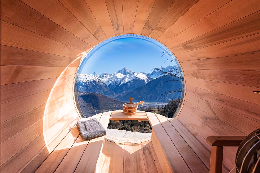 Sauna panoramique avec vue sur le Mont-Blanc dans un chalet de luxe à Cordon.