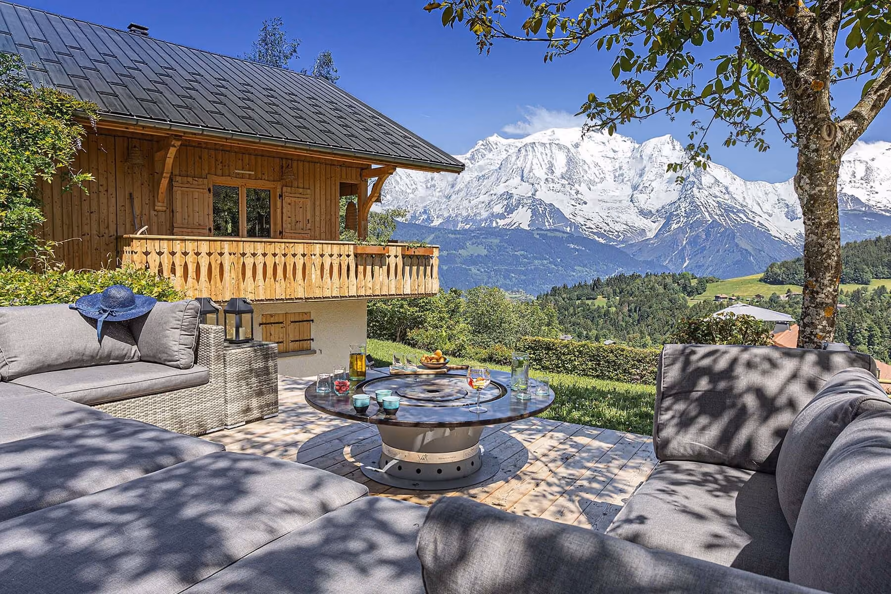 Terrasse avec salon extérieur et vue panoramique sur le massif du Mont-Blanc à Cordon.